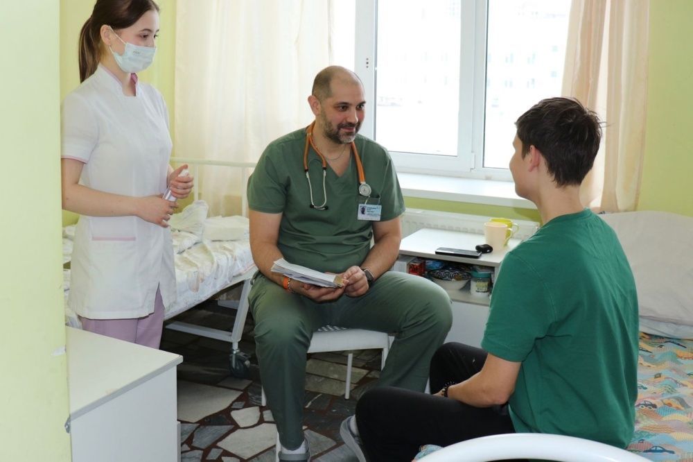 Врачи помогли подростку, выпившему неизвестную жидкость из бутылки, которую он нашел на улице