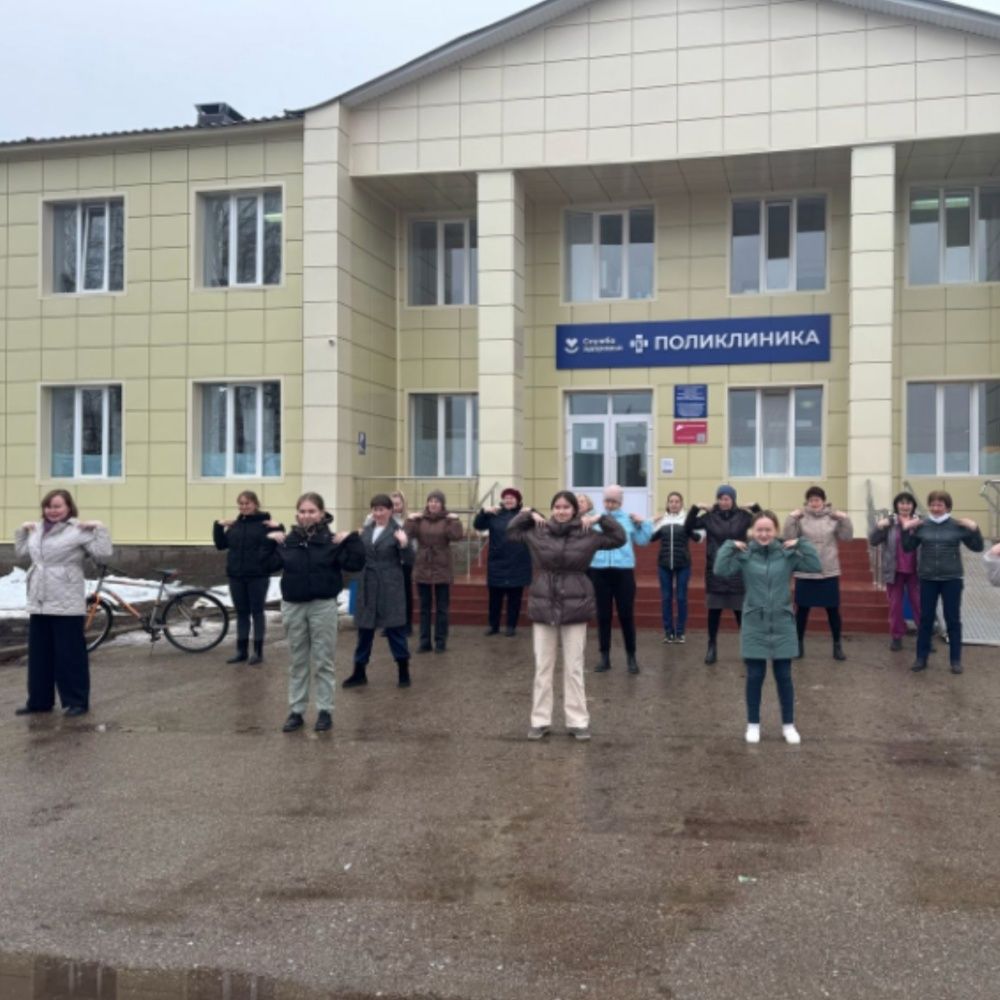 Сотрудники Мишкинской ЦРБ вышли на утреннюю зарядку